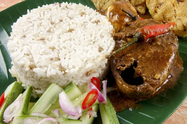 Nasi dagang, hidangan Malaysia populer di pantai timur Semenanjung Malaysia . — Stok Foto