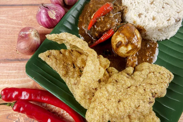 Nasi dagang, popularny posiłek na wschodnim wybrzeżu Malezji półwysep. — Zdjęcie stockowe