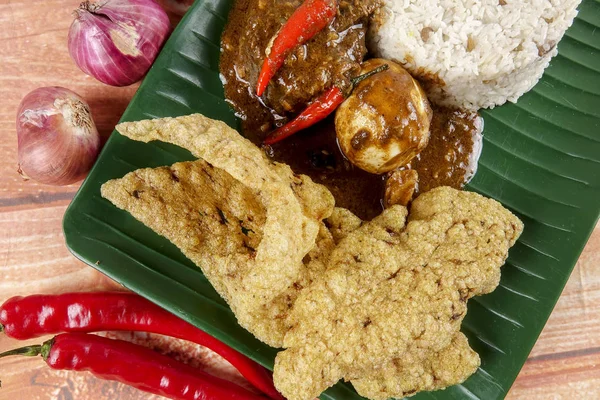 Nasi dagang, een populaire Maleisische maaltijd op de oostelijke kust van het Maleisische schiereiland. — Stockfoto