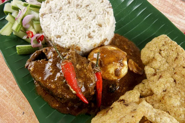 Nasi dagang, Malezya Yarımada'nın Doğu kıyısındaki bir popüler Malezya yemek. — Stok fotoğraf