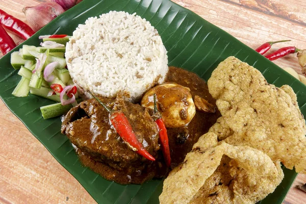 Nasi dagang, uma refeição popular da Malásia na costa leste da Península Malaia . — Fotografia de Stock