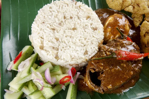 Nasi dagang, popularny posiłek na wschodnim wybrzeżu Malezji półwysep. — Zdjęcie stockowe
