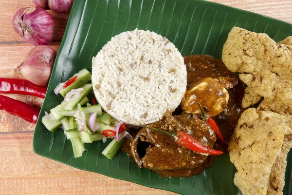 Nasi dagang, hidangan Malaysia populer di pantai timur Semenanjung Malaysia . — Stok Foto