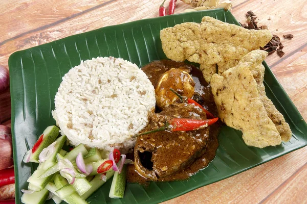 Nasi dagang, uma refeição popular da Malásia na costa leste da Península Malaia . — Fotografia de Stock