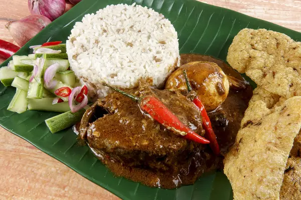 Nasi dagang, een populaire Maleisische maaltijd op de oostelijke kust van het Maleisische schiereiland. — Stockfoto