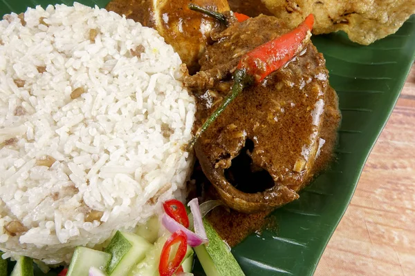 Nasi dagang, populární malajské jídlo na východním pobřeží Malajského poloostrova. — Stock fotografie