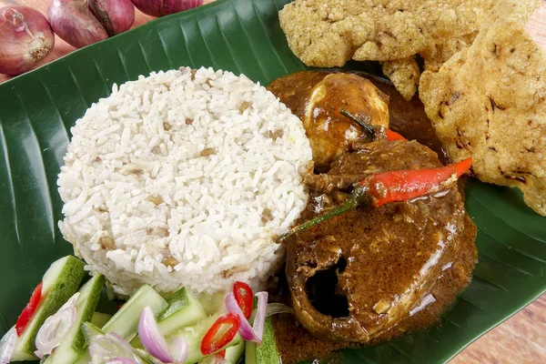 Nasi dagang, een populaire Maleisische maaltijd op de oostelijke kust van het Maleisische schiereiland. — Stockfoto