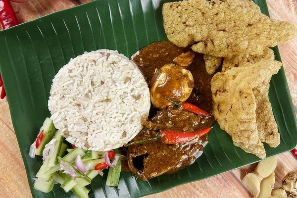 Nasi dagang, een populaire Maleisische maaltijd op de oostelijke kust van het Maleisische schiereiland. — Stockfoto