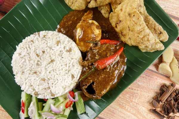 Nasi dagang, hidangan Malaysia populer di pantai timur Semenanjung Malaysia . — Stok Foto