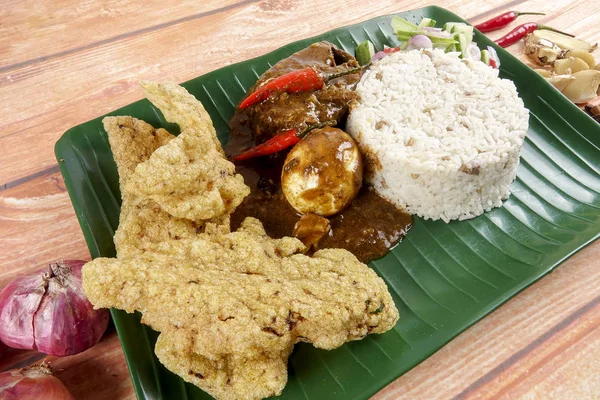 Nasi dagang, een populaire Maleisische maaltijd op de oostelijke kust van het Maleisische schiereiland. — Stockfoto