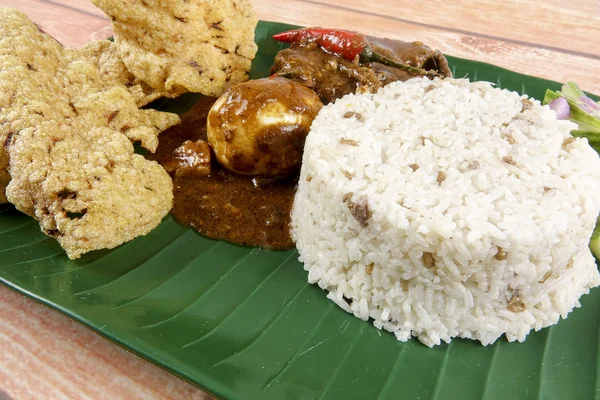 Nasi dagang, uma refeição popular da Malásia na costa leste da Península Malaia . — Fotografia de Stock