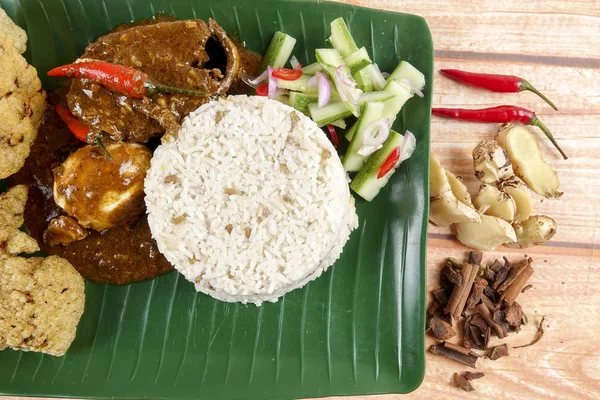 Nasi dagang, een populaire Maleisische maaltijd op de oostelijke kust van het Maleisische schiereiland. — Stockfoto