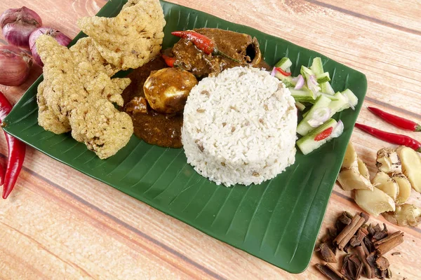 Nasi dagang, een populaire Maleisische maaltijd op de oostelijke kust van het Maleisische schiereiland. — Stockfoto