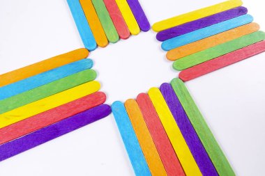 Beyaz arka plan üzerinde renkli ahşap sopa