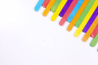 Beyaz arka plan üzerinde renkli ahşap sopa