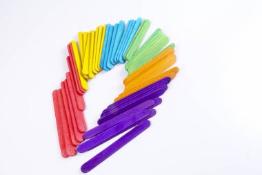 Beyaz arka plan üzerinde renkli ahşap sopa