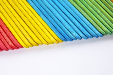 Beyaz arka plan üzerinde renkli ahşap sopa