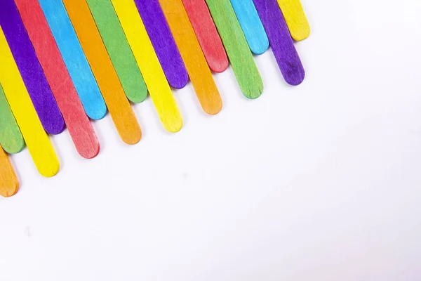 Varas de madeira coloridas no fundo branco — Fotografia de Stock