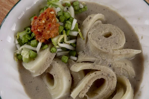 Laksam, specjalne makaronu z sosem kokos i ryb. Tradycyjne dania kuchni azjatyckiej. — Zdjęcie stockowe