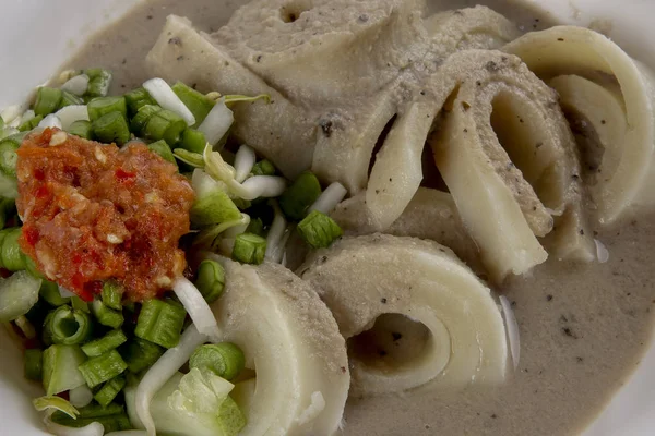Laksam、ココナッツ肉汁と魚の特別な麺。アジアの伝統的な料理. — ストック写真