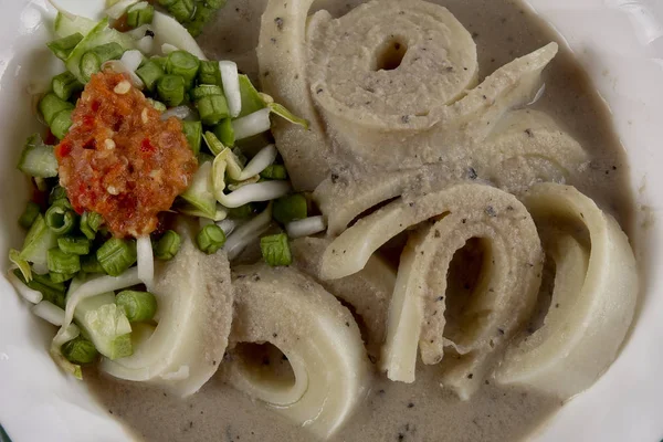 Laksam、ココナッツ肉汁と魚の特別な麺。アジアの伝統的な料理. — ストック写真