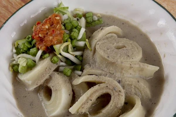 Laksam、ココナッツ肉汁と魚の特別な麺。アジアの伝統的な料理. — ストック写真