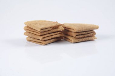 Kuih Kapit veya beyaz arka plan üzerinde aşk mektubu bisküvi