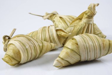 Nerede yapışkan pirinç fan palmiye yaprakları kullanarak bir üçgen şeklinde sarılmış Malay çanak ketupat daun palas veya pirinç hamur tatlısı