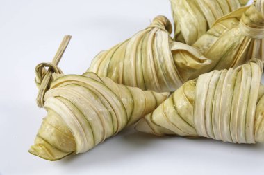 Nerede yapışkan pirinç fan palmiye yaprakları kullanarak bir üçgen şeklinde sarılmış Malay çanak ketupat daun palas veya pirinç hamur tatlısı