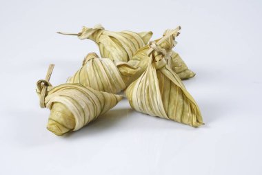 Nerede yapışkan pirinç fan palmiye yaprakları kullanarak bir üçgen şeklinde sarılmış Malay çanak ketupat daun palas veya pirinç hamur tatlısı