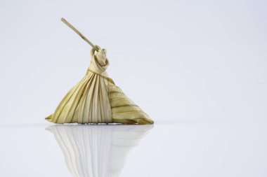 Nerede yapışkan pirinç fan palmiye yaprakları kullanarak bir üçgen şeklinde sarılmış Malay çanak ketupat daun palas veya pirinç hamur tatlısı