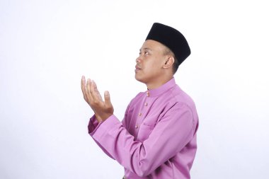 Adam geleneksel giyim para paket sırasında ile neşeli kutlama Eid Bayramı.