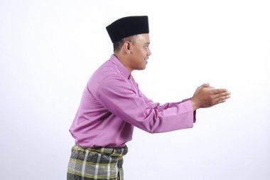 Adam akıllı telefon ile geleneksel giyim Eid Bayramı kutlamak.