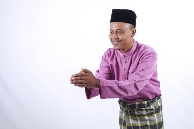 Adam akıllı telefon ile geleneksel giyim Eid Bayramı kutlamak.