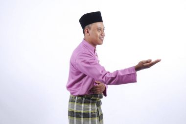 Adam akıllı telefon ile geleneksel giyim Eid Bayramı kutlamak.