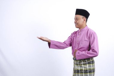 Adam akıllı telefon ile geleneksel giyim Eid Bayramı kutlamak.