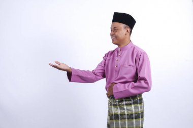 Adam akıllı telefon ile geleneksel giyim Eid Bayramı kutlamak.