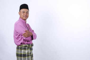 Adam akıllı telefon ile geleneksel giyim Eid Bayramı kutlamak.