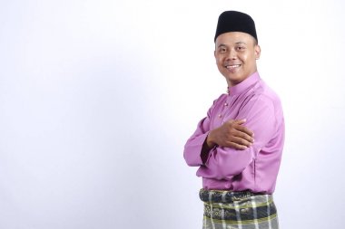 Adam akıllı telefon ile geleneksel giyim Eid Bayramı kutlamak.