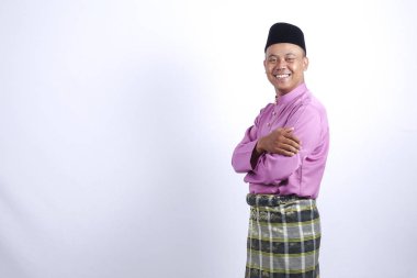 Adam akıllı telefon ile geleneksel giyim Eid Bayramı kutlamak.