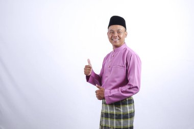 Adam akıllı telefon ile geleneksel giyim Eid Bayramı kutlamak.