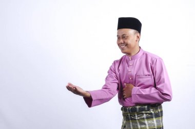 Adam akıllı telefon ile geleneksel giyim Eid Bayramı kutlamak.