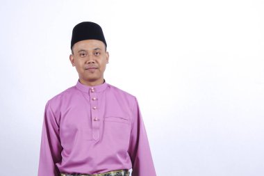 Adam ayakta geleneksel giyim Eid Bayramı kutlamak.