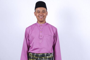 Adam ayakta geleneksel giyim Eid Bayramı kutlamak.