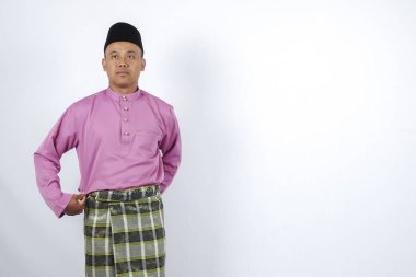 Adam ayakta geleneksel giyim Eid Bayramı kutlamak.