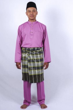 Adam ayakta geleneksel giyim Eid Bayramı kutlamak.