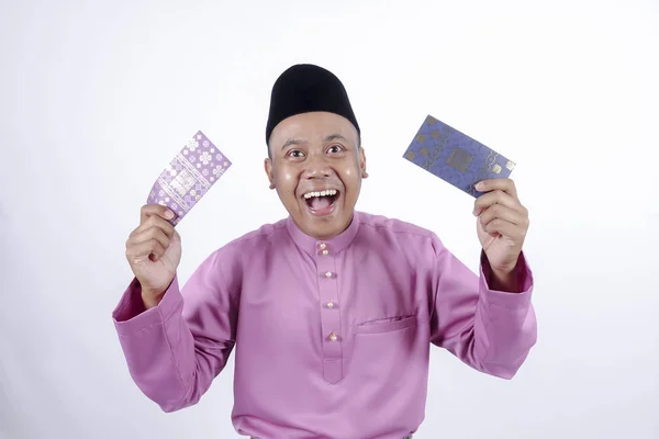 Mannen i traditionella kläder glada med pengar paket under fira Eid Fitr. — Stockfoto