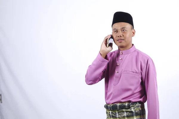Hombre en ropa tradicional con teléfono inteligente celebrar Eid Fitr . —  Fotos de Stock