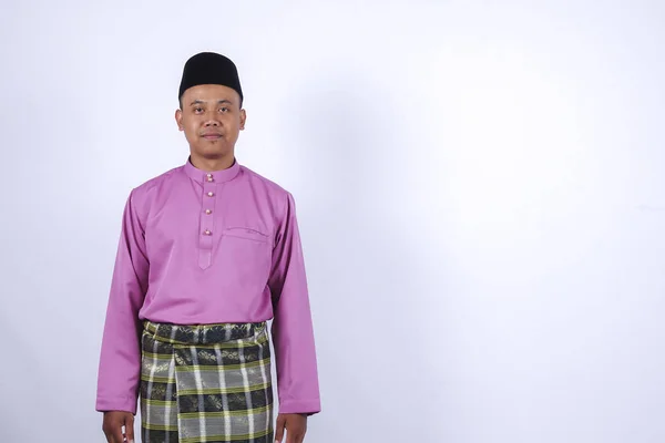 Pria berpakaian tradisional, berdiri merayakan Idul Fitri . — Stok Foto