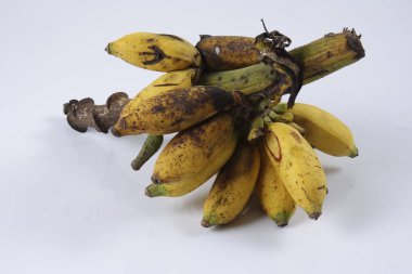 Beyaz arka plan üzerinde izole yırtık muz.